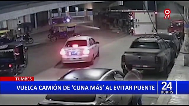 Tumbes: camión vuelca al chocar con puente