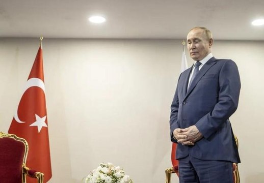 Tahran'daki zirveye damga vuran kare! Erdoğan'ı ayakta bekleyen Putin'in gerginliği suratına yansıdı
