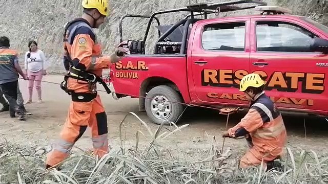 Dos fallecidos es el saldo de un vehículo que se embarrancó más de 150 metros en los Yungas