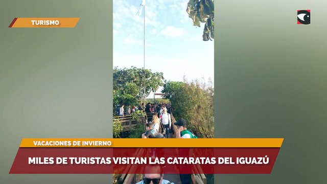 Miles de turistas visitan las Cataratas del Iguazú