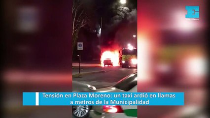 Tensión en Plaza Moreno: un taxi ardió en llamas a metros de la Municipalidad