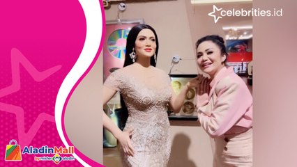 Krisdayanti Asyik Dandani Patung Lilin Menyerupai Dirinya Sendiri