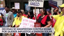 Un grupo de personas protestan ante la propuesta de las autoridades de cobrar impuestos por el uso de paneles solares.