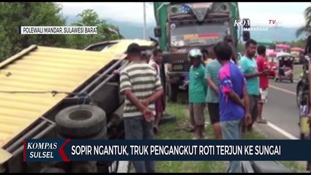 Sopir Ngantuk, Truk Pengangkut Roti Terjun Ke Sungai