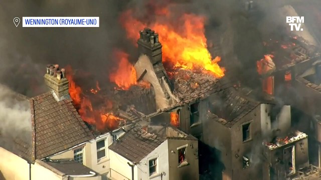 Les images du spectaculaire incendie qui a ravagé un village à l'est de Londres