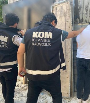 Son dakika haberleri! KÜÇÜKÇEKMECE'DE KAÇAK ÜRETİM YAPILAN İÇKİ İMALATHANESİNE OPERASYON