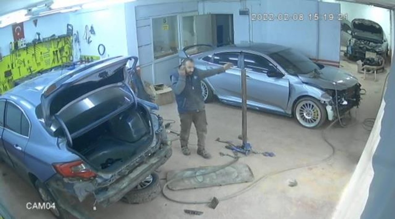 Son Dakika | İstanbul'da oto tamircisine silahlı saldırı kamerada: Motosikletle gelip kurşun yağdırdılar