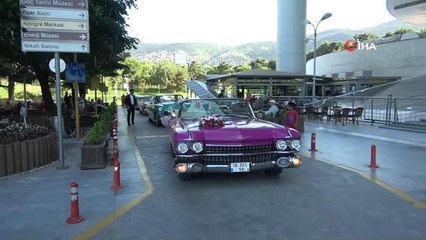 Klasik araç sevdalısı çift, düğün konvoyunu antika araçlarla yaptı