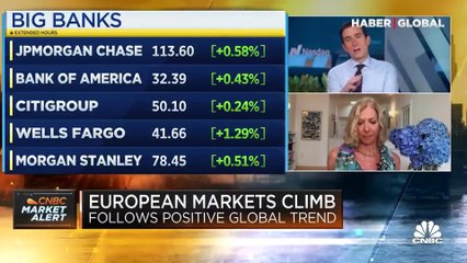 Ekonomi programında, kadının arkasından geçen iç çamaşırlı adam herkesi şaşırttı