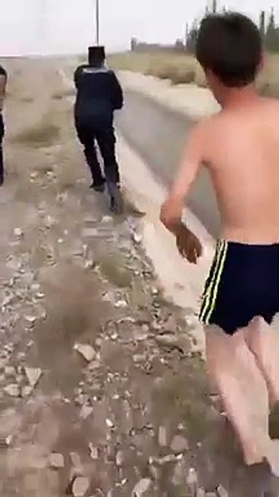 Chine: Des policiers se font piéger dans un canal en voulant sauver un enfant de la noyade