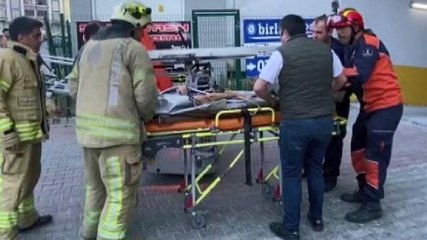 Borcunu ödememek için yan binaya atladı