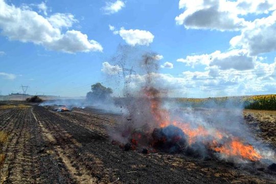 Balya makinesinden sıçrayan kıvılcım 100 dönüm anız ile saman balyalarını küle çevirdi