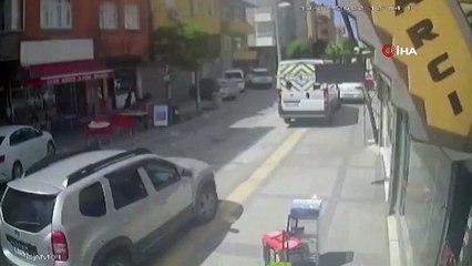 Hızını alamayan motosikletli park halindeki minibüse çarptı