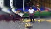 Polisin aracını bağlamasına sinirlenen seyyar satıcı meyveleri yolun ortasına döktü