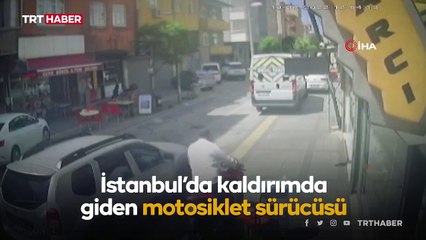 Motosikletin kontrolünü kaybeden sürücü minibüse çarptı