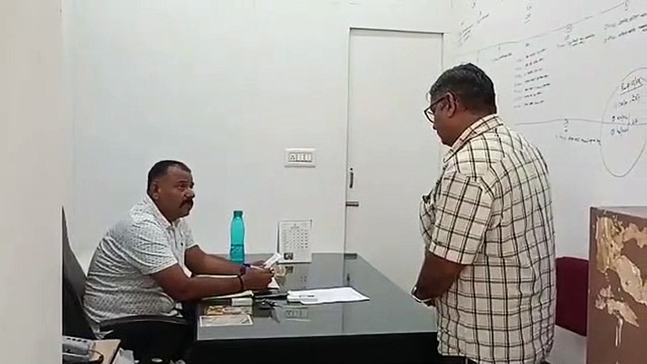 पांच माह चक्कर कटवाकर सहायक लेखा​धिकारी ने ली प...