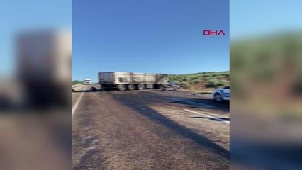 KİLİS'TE, İŞ MAKİNESİNE ÇARPAN TIR ALEV ALDI; SÜRÜCÜ YARALANDI