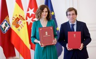 Díaz Ayuso firma con Almeida un convenio para modernizar los servicios sociales de la capital