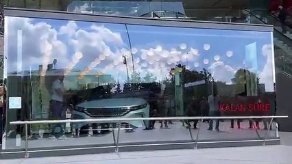 TOGG'un elektrikli sedan modeli AVM'de sergileniyor