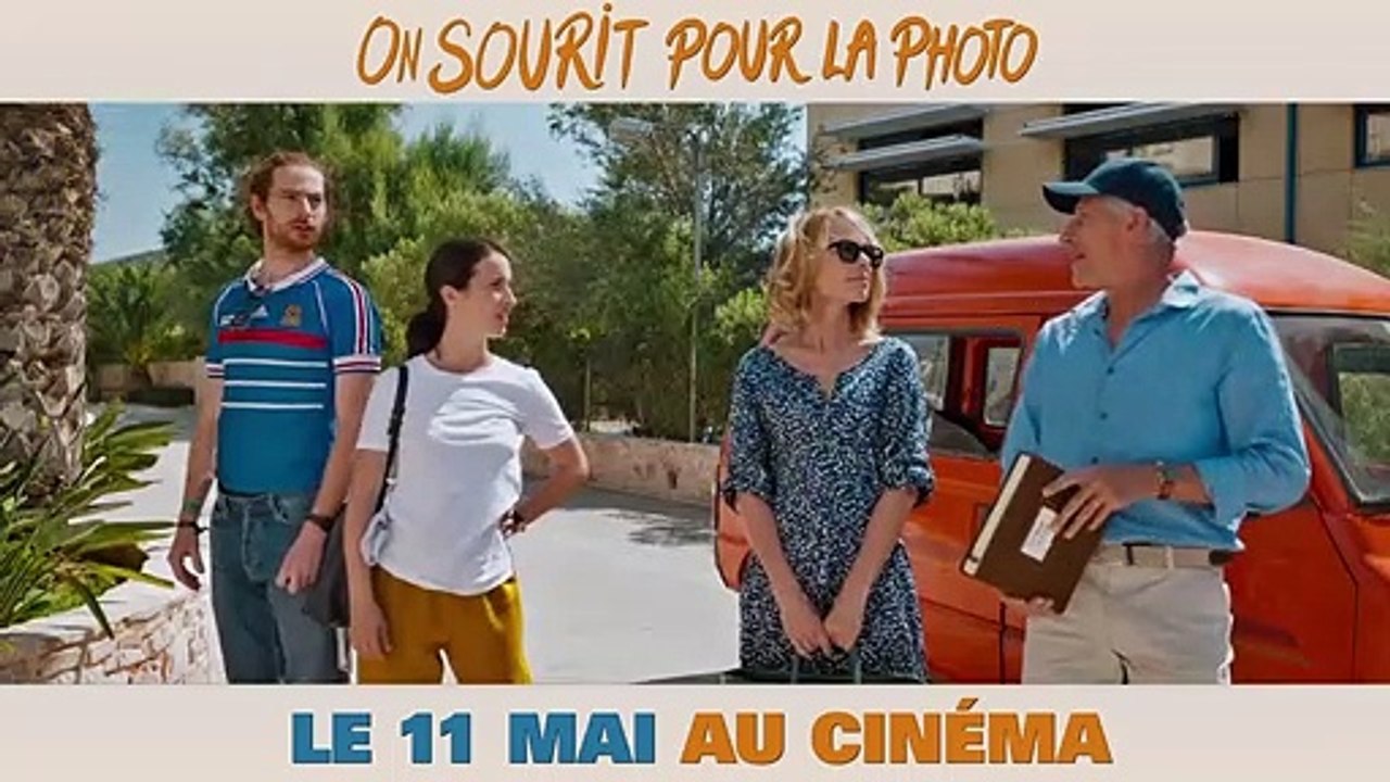 On sourit pour la photo Trailer OV