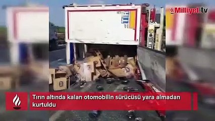 Tırın altında kalan otomobilin sürücüsü yara almadan kurtuldu