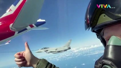 Boris Johnson Diejek, Pamer Naik Jet Sambil Isi Bahan Bakar