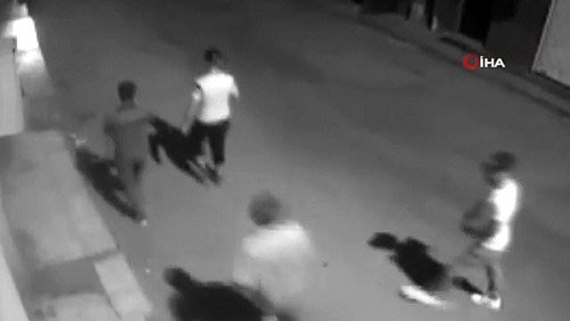 O anlar kamerada! Yolda yürüyen genç tek yumrukla bayıltıp gasp etti