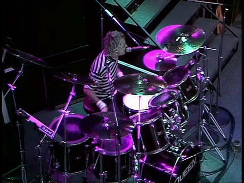 Queen chante Another One Bites The Dust à Wembley