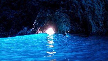 Grotta Azzurra a Capri il tuffo dell'influencer è un caso