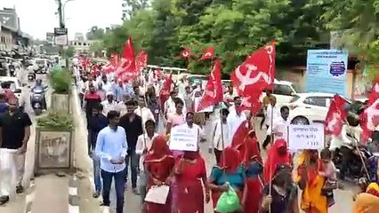 शाखा प्रबंधक का पुतला फूंककर जताया आक्रोश