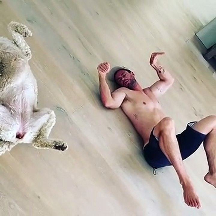 Chris Hemsworth con su perro