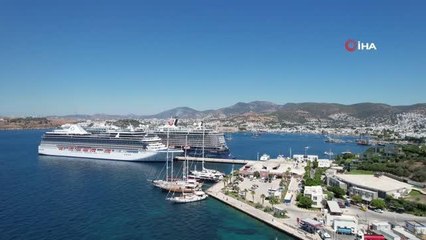 Bodrum'a demir atan 2 dev yolcu gemisi, beraberinde 2 bin 804 turist getirdi