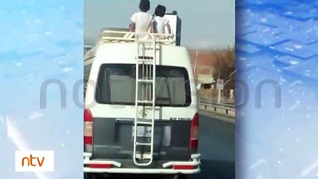 [Video] Niños eran transportados en la parrilla de un minibus en Quillacollo