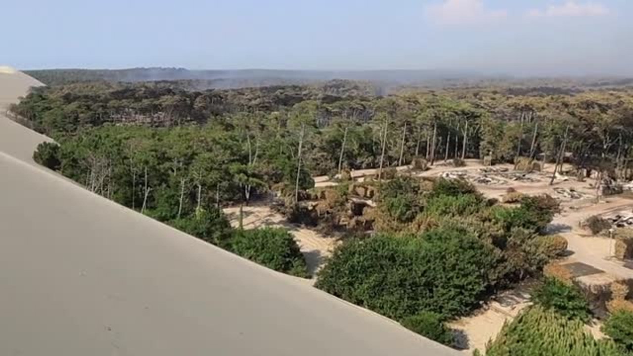 El fuego arrasa un camping al sur de Burdeos y obliga a huir a decenas de turistas