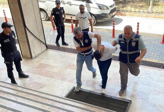 Son dakika gündem: Malatya'daki cinayete ilişkin yakalanan 3 şüpheliden 1'i adliyede