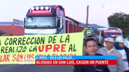 Comunarios de El Torno bloquean la vía antigua a Cochabamba exigiendo construcción de un puente
