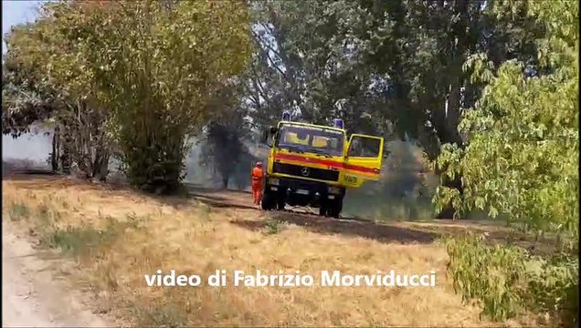 Firenze, l'incendio all'Argingrosso. Colonna di fumo visibile da tutta la città