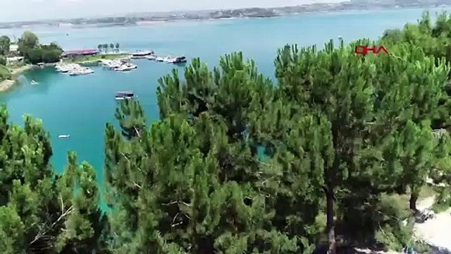 Gölde duba üzerine inşa edilen kaçak yapılar, günlüğü 700 liraya kiralanıyor