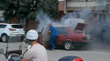 Descargar video: Canını hiçe sayarak yanan aracını durdurdu