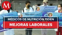 Protesta de médicos en defensa de la equidad salarial y laboral en el Zócalo de la CdMx
