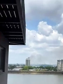 Incêndio deflagra no 17º andar de bloco de apartamentos em Londres