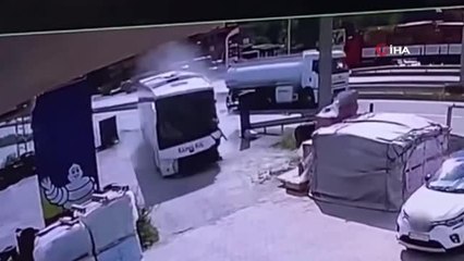 Son dakika haber: Otobüsün yakıt tankerine çarptığı anlar kameraya yansıdı: 3 yaralı