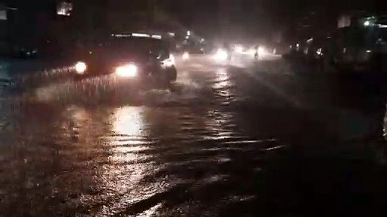 दौसा में मूसलाधार बारिश, सड़कें बनी दरिया