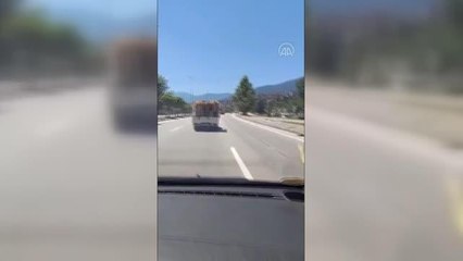 Sürücü ve vatandaşların tehlikeli yolculukları kameraya yansıdı