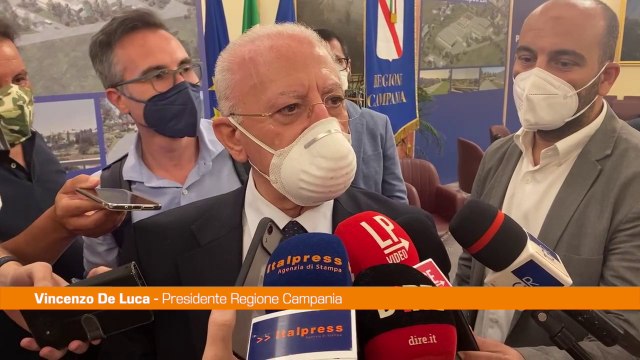 Incendi in Campania, De Luca Lanciafiamme per chi provoca roghi