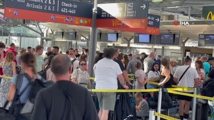 Almanya'da havaalanlarında kriz devam ediyorYolcular kontuarlarda uzun kuyruklar oluşturdu