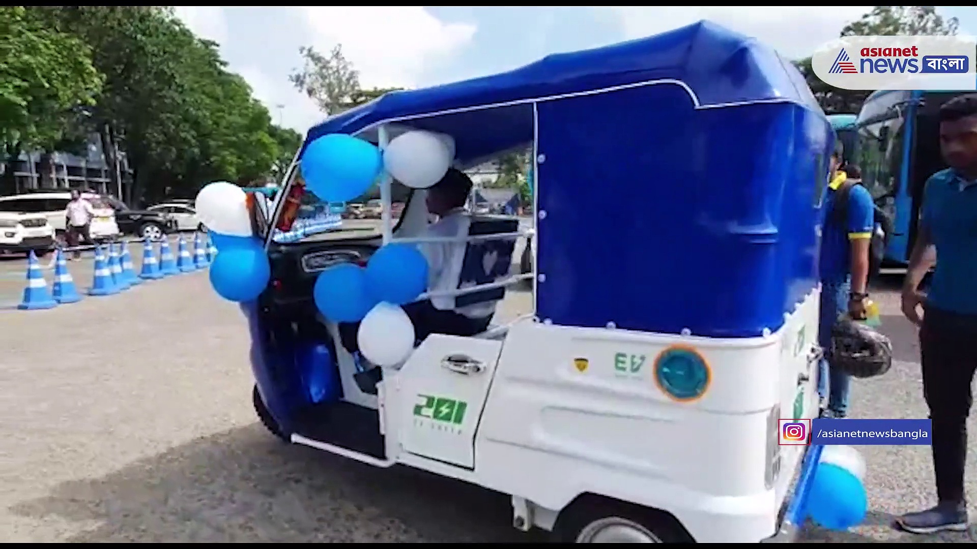 মুখ্যমন্ত্রীর পছন্দের নীল-সাদা রঙের ব্যাটারিচালিত ই-অটো যাত্রা শুরু কলকাতায় 