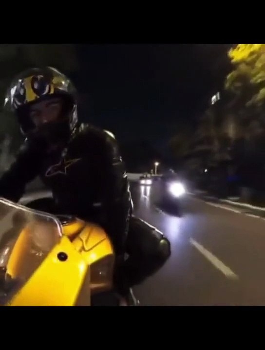 Deux hommes veulent braquer une grosse moto mais n'ont pas assez de puissance