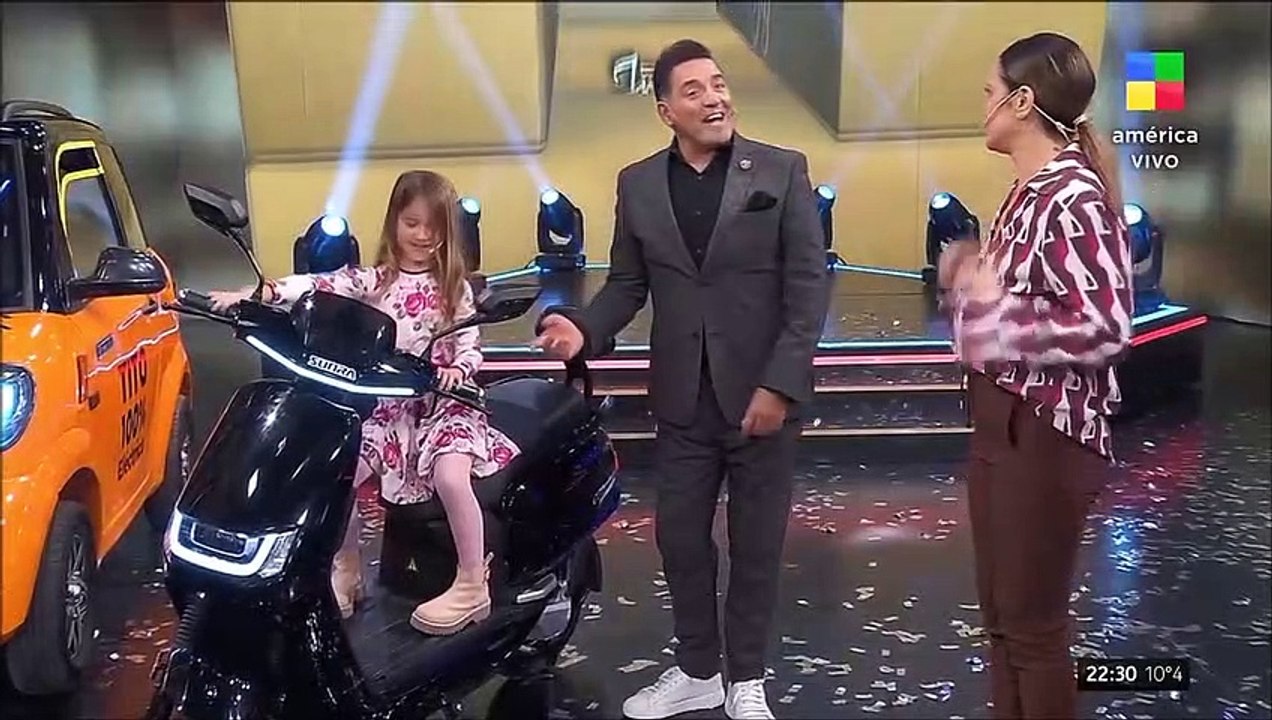 Une fillette démarre un scooter en direct sur le plateau d'une émission TV