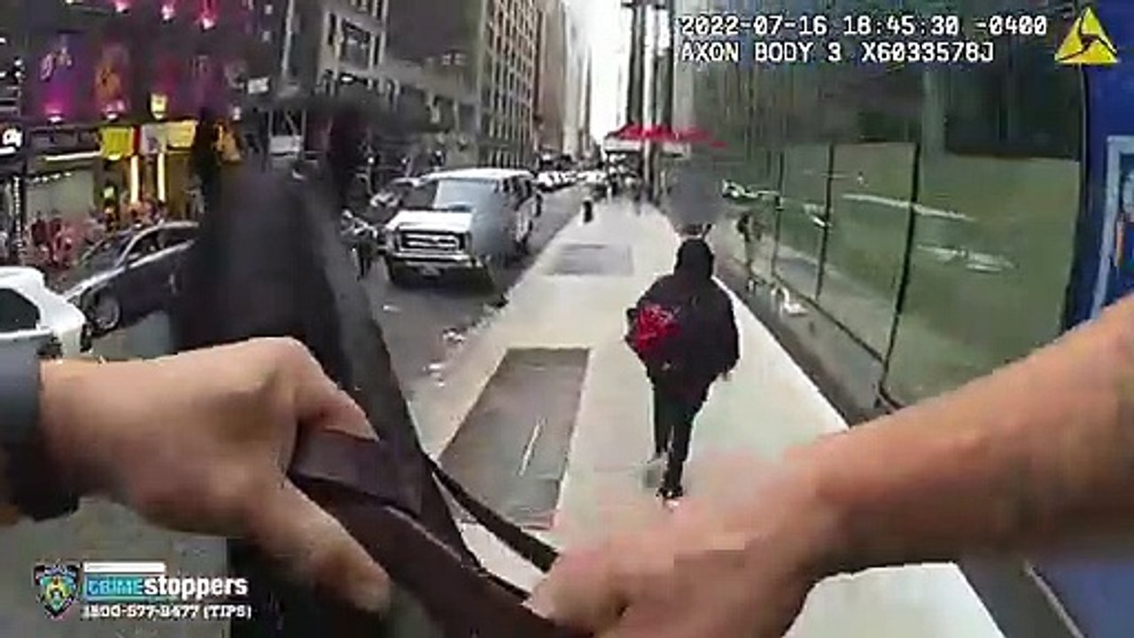 Un policier à cheval se lance à la poursuite d'un voleur en plein New York
